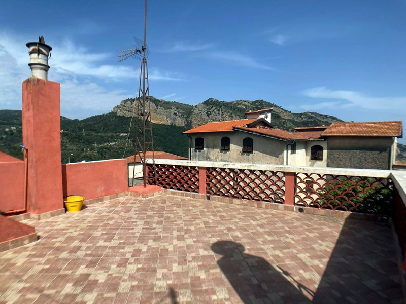 Casa Semi Indipendente in Vendita a Ventimiglia, 120'000€, 140 m²