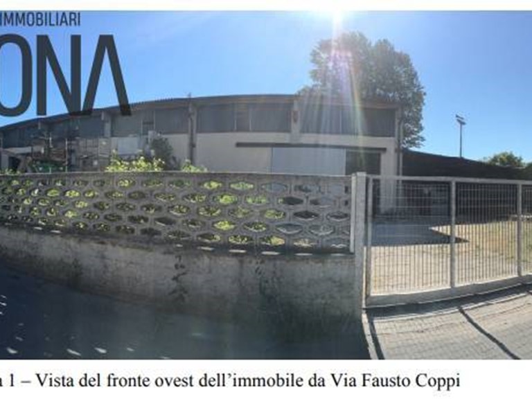 Capannone in Vendita a Quinzano d'Oglio, 263'800€, 1219 m²