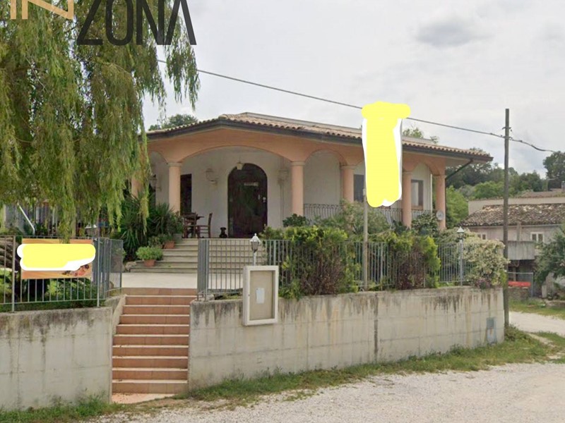 Attività commerciale in Vendita a Alanno, 132'563€, 432 m²