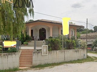 Attività commerciale in Vendita a Alanno, 132'563€, 432 m²