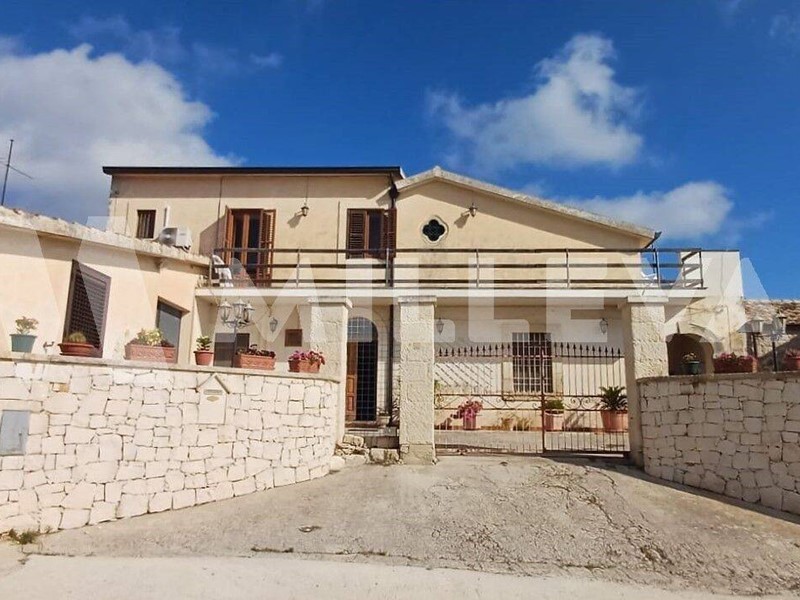 Villa in Vendita a Modica, 195'000€, 320 m²