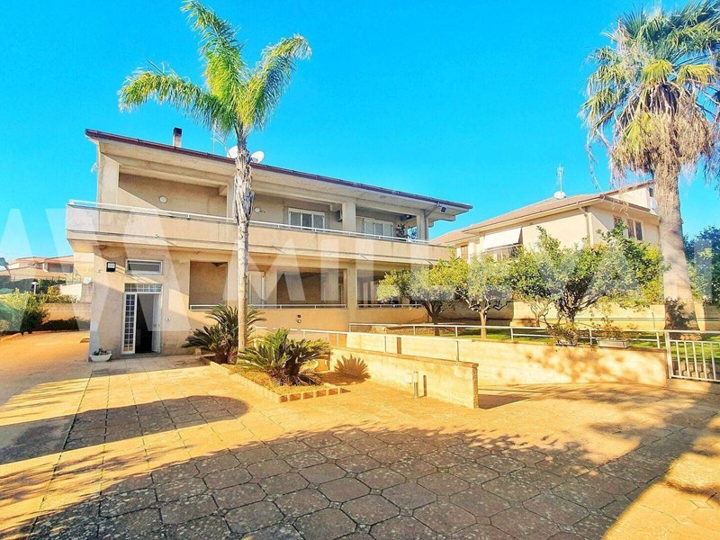 Villa in Vendita a Ispica, 350'000&euro;, 600 m²