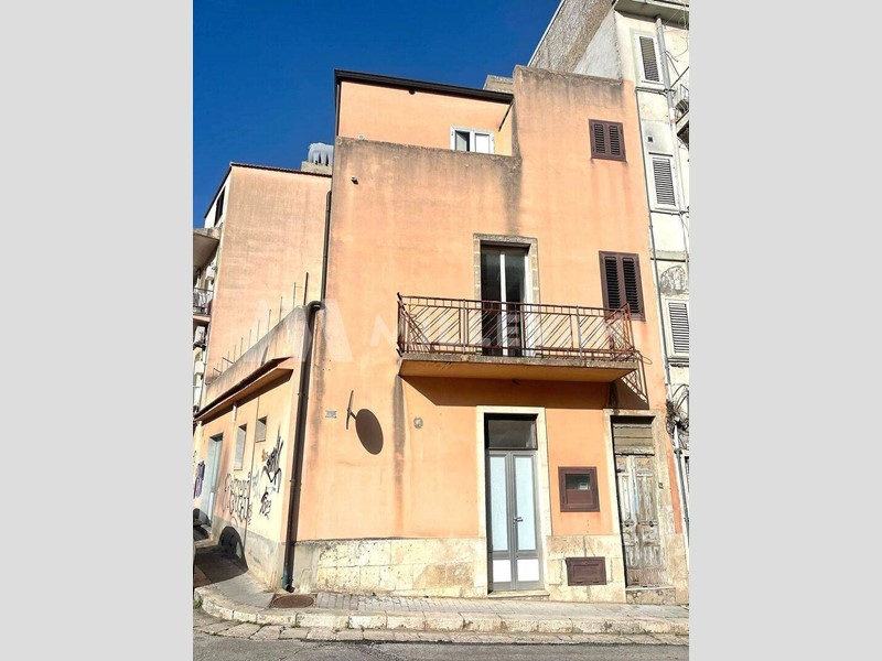 Casa Indipendente in Vendita a Ragusa, 78'000&euro;, 200 m²