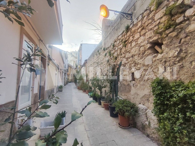 Casa Indipendente in Vendita a Ragusa, 65'000&euro;, 195 m²