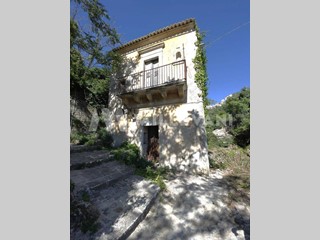 Casa Indipendente in Vendita a Ragusa, 75'000&euro;, 300 m²