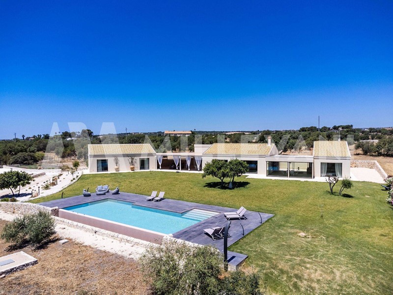 Villa in Vendita a Pozzallo, 3'400'000€, 350 m²