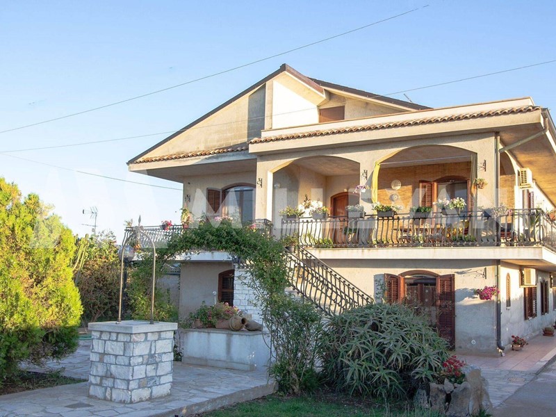 Villa in Vendita a Scicli, 500'000€, 375 m²