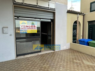 Immobile commerciale in Vendita a Cepagatti, 70'000€, 57 m²