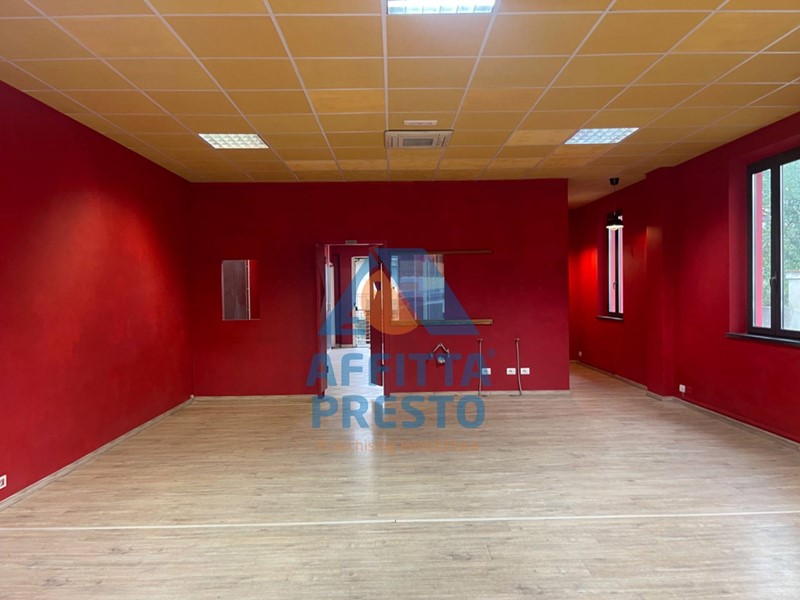 Negozio in Affitto a San Miniato, 1'200€, 100 m²
