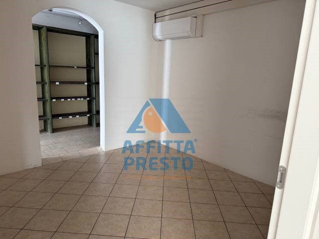 Attività commerciale in Affitto a Empoli, 900&euro;, 100 m²