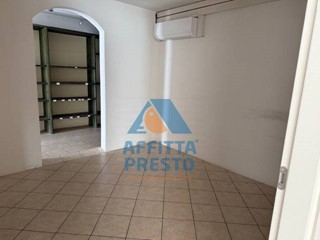 Attività commerciale in Affitto a Empoli, 900&euro;, 100 m²