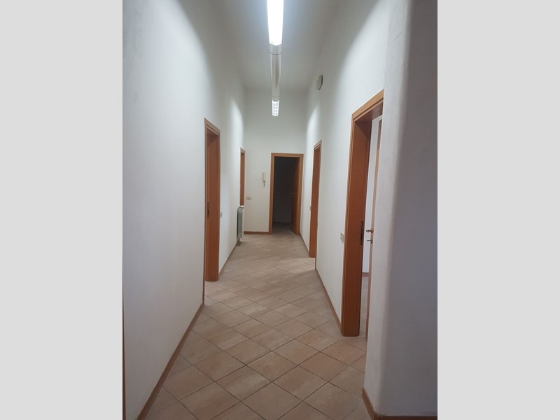 Ufficio in Affitto a Empoli, 1'250&euro;, 150 m²