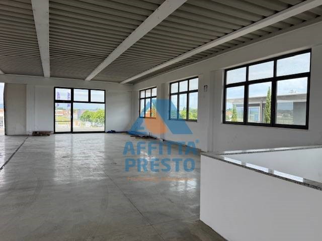 Attività commerciale in Affitto a San Miniato, 2'500€, 500 m²