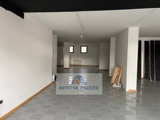 Attività commerciale in Affitto a Empoli, 1'800&euro;, 200 m²