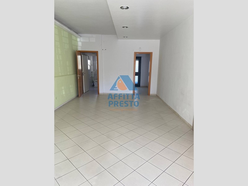 Attività commerciale in Affitto a Empoli, 950&euro;, 80 m²