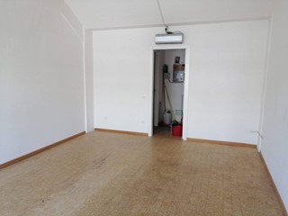 Attività commerciale in Affitto a Empoli, 700&euro;, 42 m²