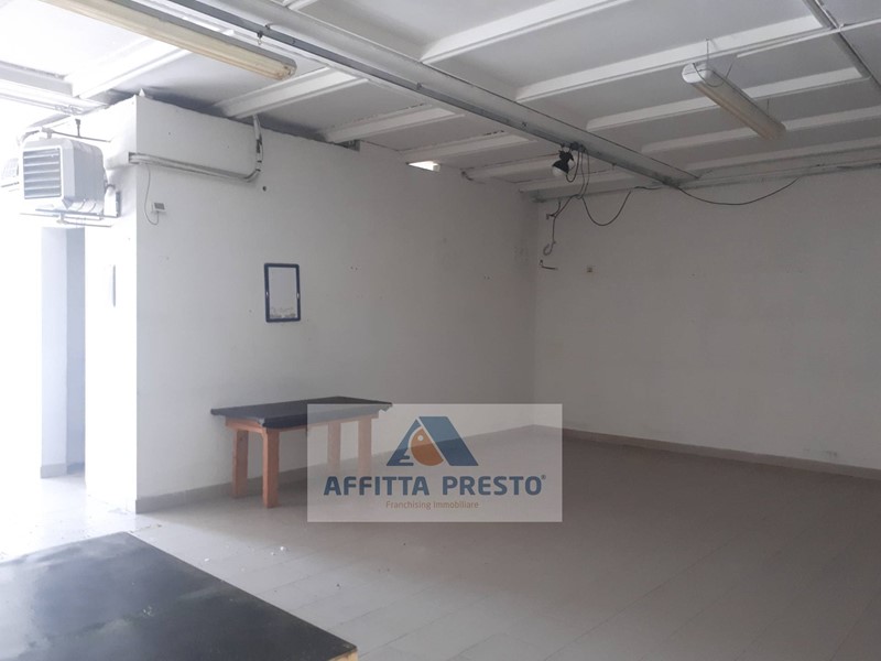 Attività commerciale in Affitto a Montespertoli, 2'200€, 400 m²