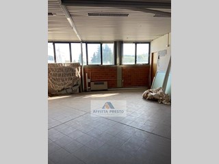 Attività commerciale in Affitto a Montespertoli, 2'200€, 800 m²