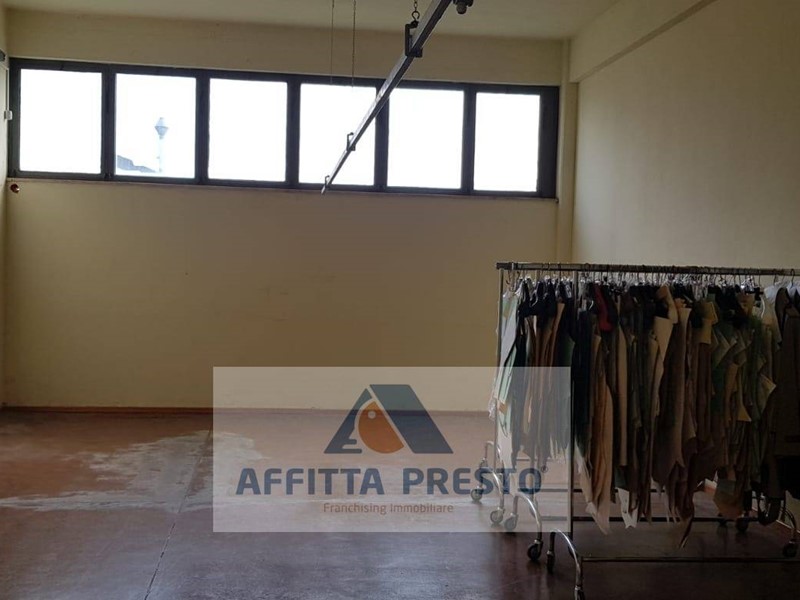 Attività commerciale in Affitto a Vinci, 1'200€, 200 m²