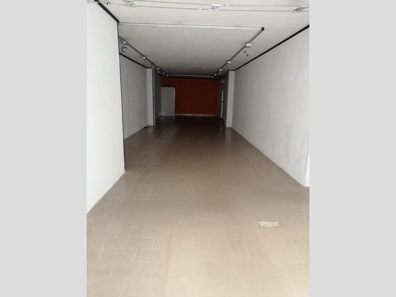 Attività commerciale in Affitto a Fucecchio, 850&euro;, 122 m²