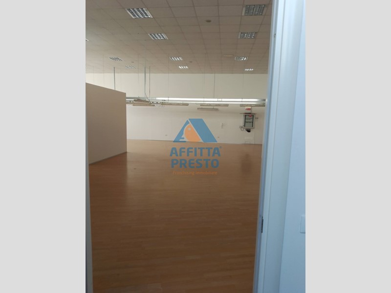 Capannone in Affitto a Cerreto Guidi, 1'200€, 300 m²