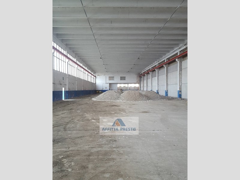 Magazzino in Affitto a Fucecchio, 1500 m²