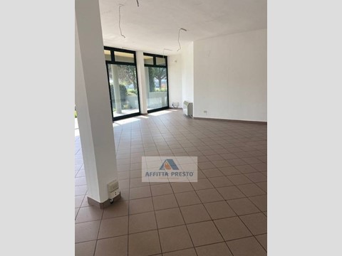 Attività commerciale in Affitto a San Miniato, 1'200€, 150 m²