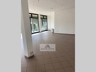 Attività commerciale in Affitto a San Miniato, 1'200€, 150 m²