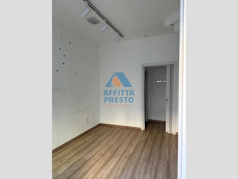 Attività commerciale in Affitto a Lamporecchio, 400€, 25 m²