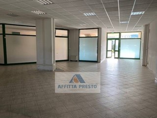 Attività commerciale in Affitto a Empoli, 1'800&euro;, 230 m²