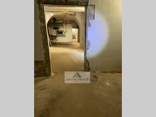 Attività commerciale in Affitto a Empoli, 220 m²