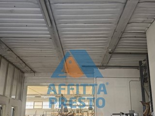 Attività commerciale in Affitto a Empoli, 2'100&euro;, 500 m²