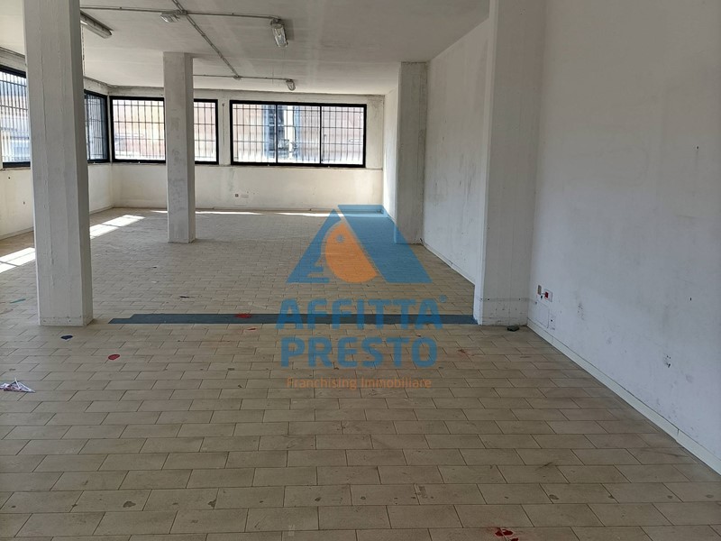 Attività commerciale in Affitto a Vinci, 1'600€, 450 m²