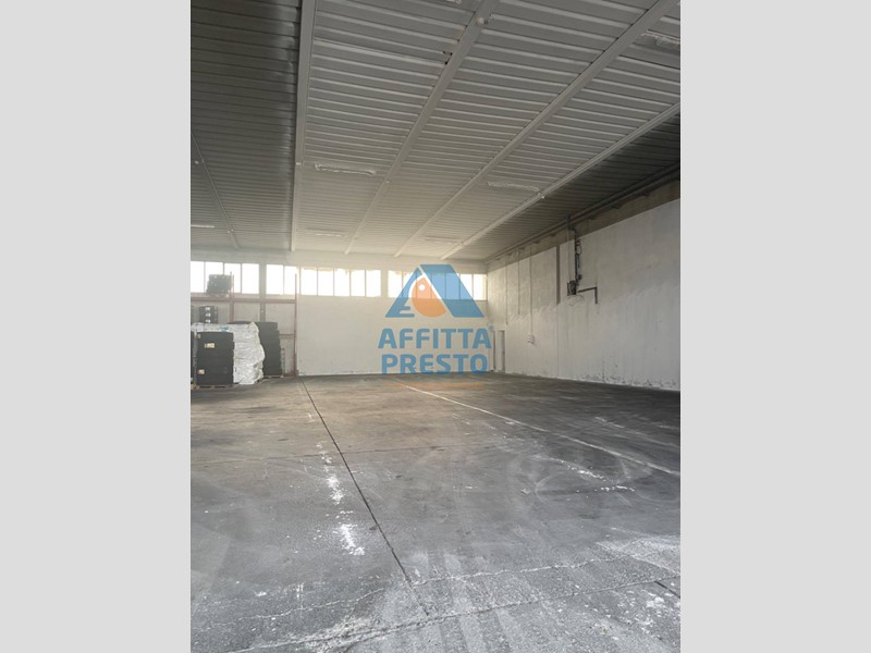 Capannone in Affitto a Santa Croce sull'Arno, 2'000€, 400 m²