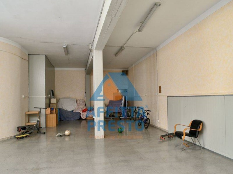 Attività commerciale in Affitto a Lamporecchio, 320 m²