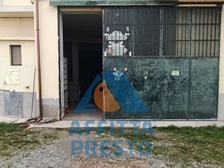 Attività commerciale in Affitto a Empoli, 1'200&euro;, 240 m²