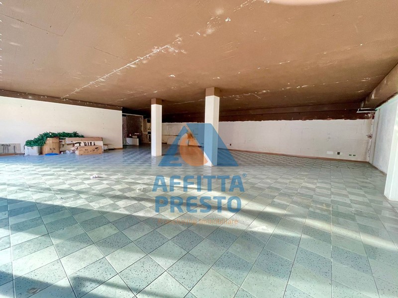 Attività commerciale in Affitto a Lucca, 5'000€, 330 m²