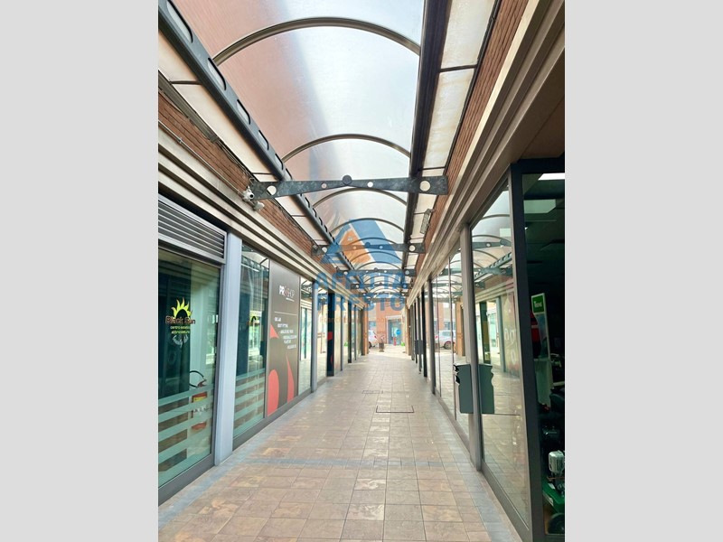 Attività commerciale in Affitto a Lucca, 2'500€, 218 m²