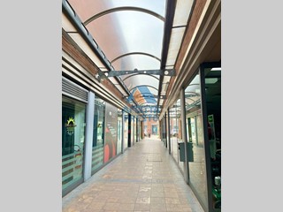 Attività commerciale in Affitto a Lucca, 2'500€, 218 m²