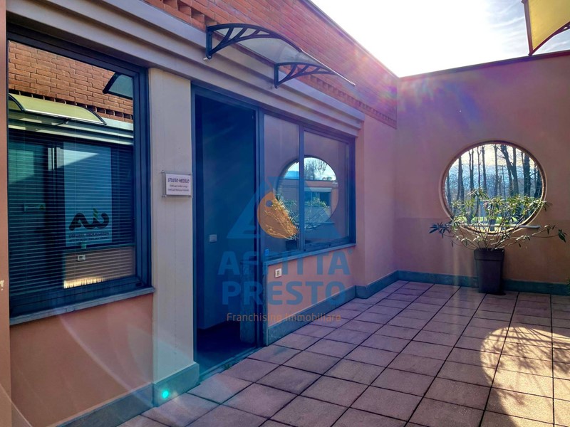 Ufficio in Affitto a Lucca, 1'100€, 67 m²