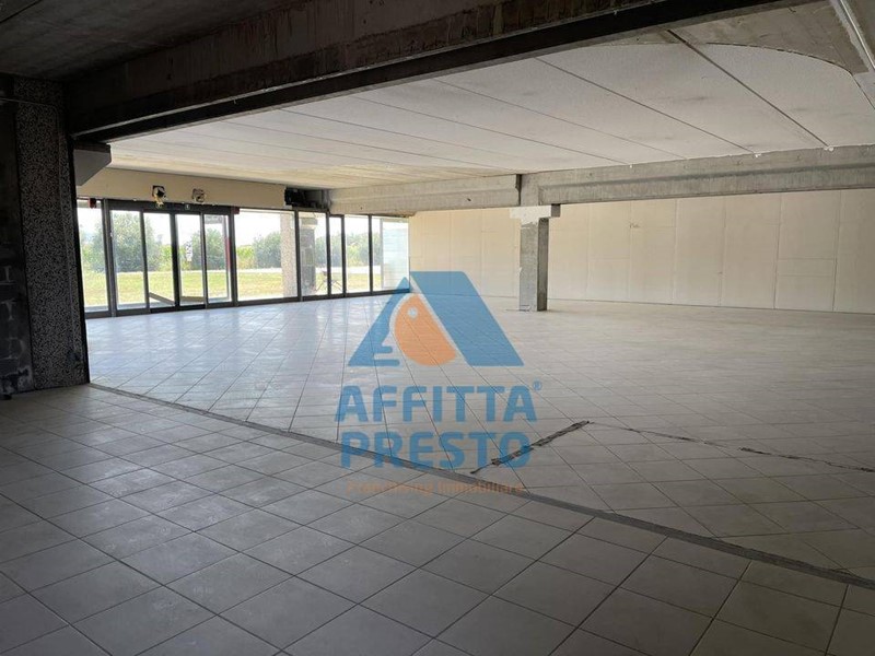 Attività commerciale in Affitto a San Giuliano Terme, 4'000€, 500 m²