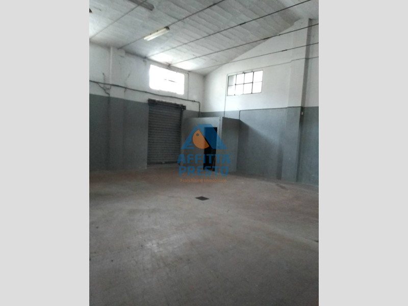 Attività commerciale in Affitto a Cerreto Guidi, 3'000€, 700 m²