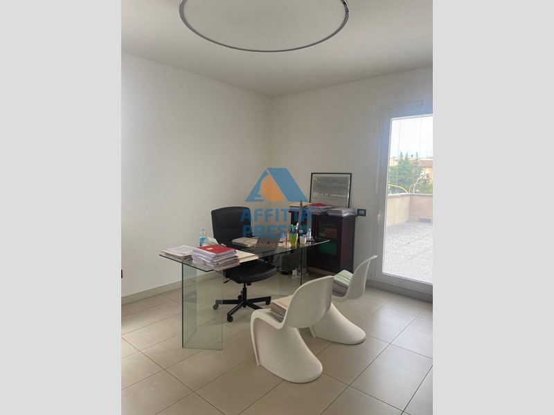 Ufficio in Affitto a Empoli, 2'000&euro;, 200 m²