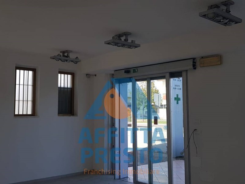 Attività commerciale in Affitto a Vinci, 1'500€, 80 m²