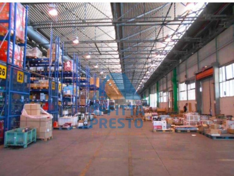 Capannone in Affitto a Pisa, 9000 m²