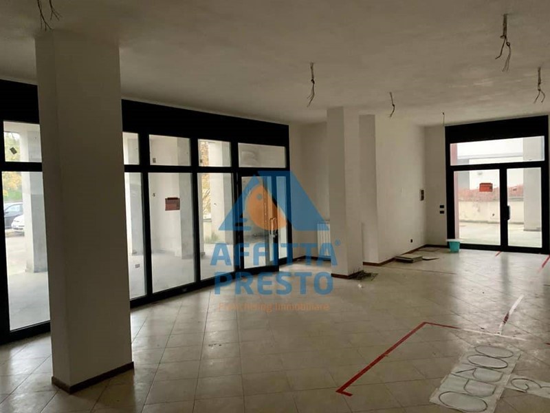Attività commerciale in Affitto a Signa, 950€, 107 m²
