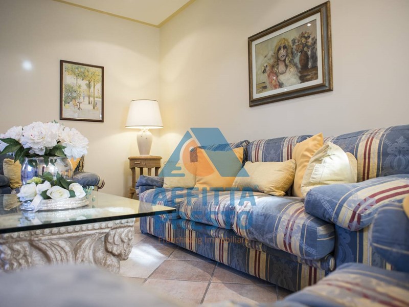 Villetta a schiera in Affitto a Pietrasanta, 300 m²