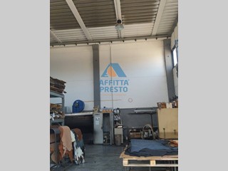 Magazzino in Affitto a Castelfranco di Sotto, 1'800€, 300 m²