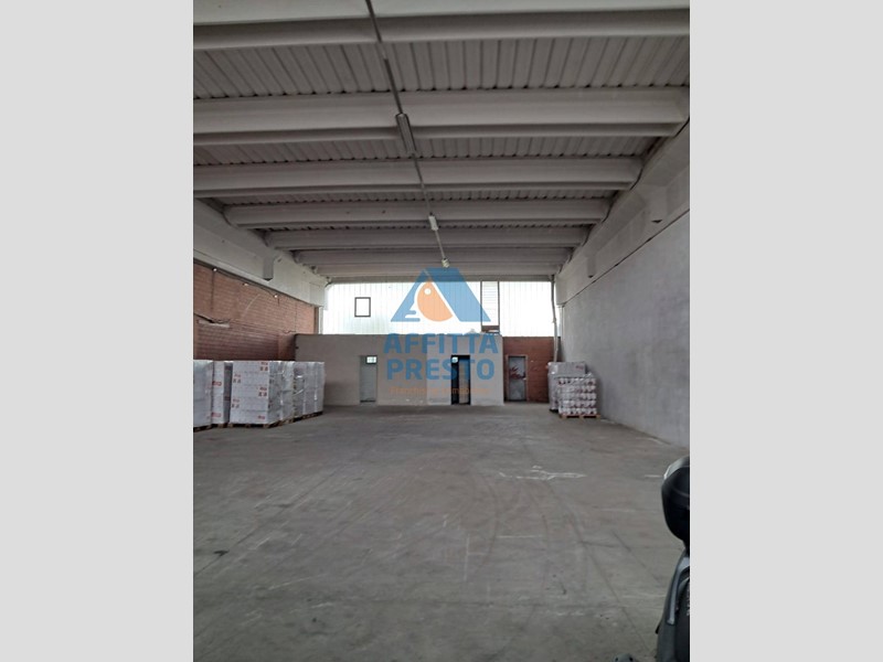 Laboratorio in Affitto a Pontedera, 1'300€, 325 m²