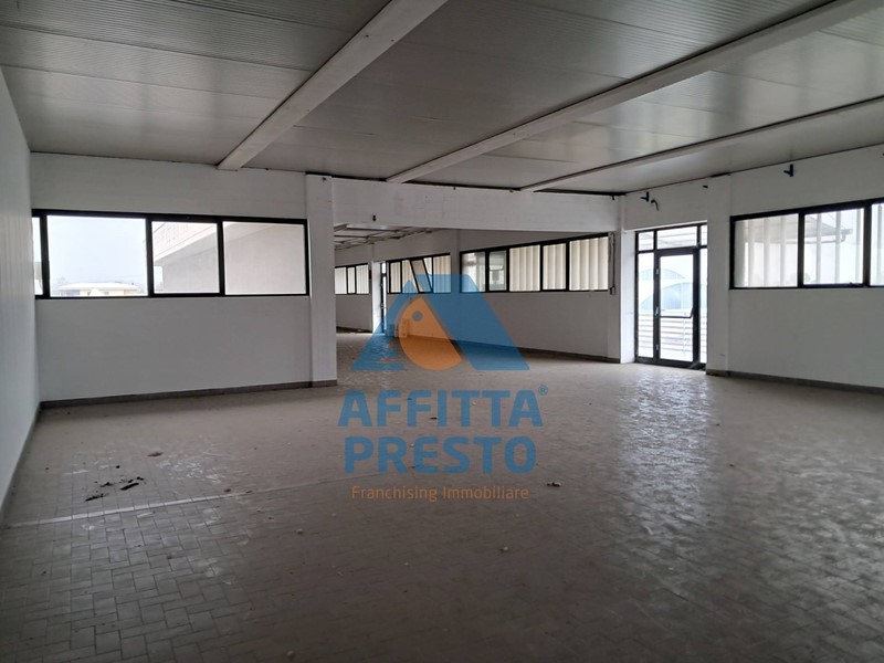 Attività commerciale in Affitto a Pontedera, 2'500€, 320 m²